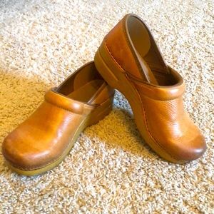 Dansko 39 Professional Honey Clog